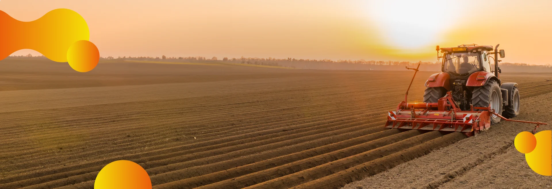 Trator trabalhando em uma lavoura, simbolizando a aplicação de tecnologias e soluções da Satis para diversos tipos de cultivos, promovendo produtividade e eficiência agrícola.